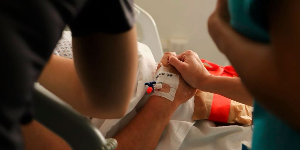 Comité de Navidad del HosMet llevó alegría y cercanía a pacientes y funcionarios